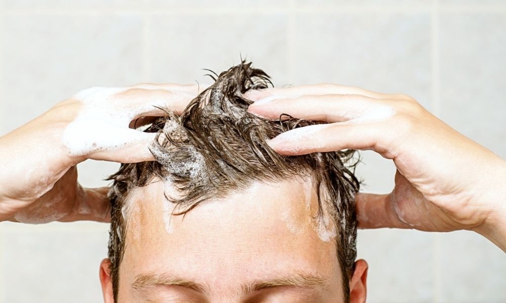 erkekler saçlarını ne sıklıkla yıkamalı