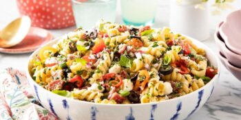 Yaz Sıcaklarında Kurtarıcınız Olacak Birbirinden Lezzetli 7 Makarna Salatası Tarifi