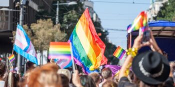 Gökkuşağı Bayrağı Nasıl LGBTQIA+ Topluluğunun Sembolü Haline Geldi?