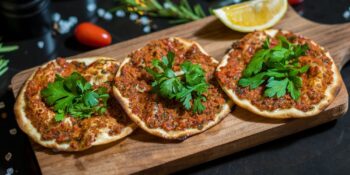 İstanbul’da Çıtır Çıtır ve Lezzetli Lahmacun Yiyebileceğiniz En İyi 10 Mekan