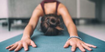 Kas Ağrılarını Azaltmak İçin Antrenman Sonrası Yapabileceğiniz En Etkili Soğuma Hareketleri