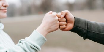 Fransa’dan Tayland’a: El ve Vücut Hareketleri Hangi Ülkelerde Ne Anlama Geliyor?