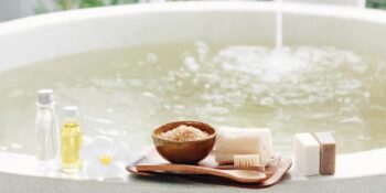 Detoks Etkisinden Kas Ağrılarını Hafifletmeye: Tuz Banyosunun Bilmeniz Gereken 7 Faydası