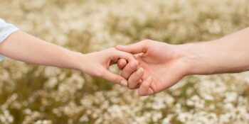 İlk Buluşmada Beden Dilinizi Kullanırken Dikkat Etmeniz Gereken 5 Şey