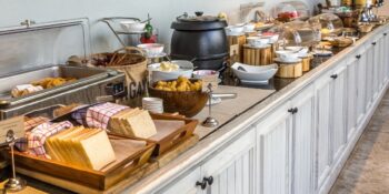 Aman Dikkat! Deneyimli Gezginlerin Otellerde Yemekten Kaçındığı 8 Şey