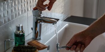 Hassas Cilde Sahip Olan Erkeklerin Tıraş Olurken Dikkat Etmesi Gereken 8 Şey