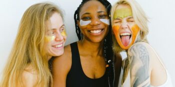 Komedon Nedir? Komedon Temizliği ve Tedavi Yöntemleri Hakkında Bilmeniz Gerekenler