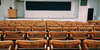 Topluluk Önünde Konuşma Korkusu Nedir? Bu Korkuyu Yenmek İçin Neler Yapabilirsiniz?