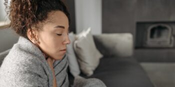 Ses Kısıklığına Ne İyi Gelir? Sesinizi Doğal Yöntemlerle Kısa Sürede Nasıl İyileştirebilirsiniz?