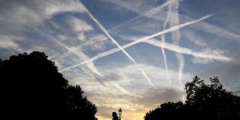 Chemtrails: Uçakların Ardında Bıraktığı İzlerin Zehirli Kimyasallar Olduğunu İddia Eden Komplo Teorisi