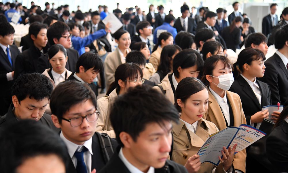 Japonya'da Ücretle İnsanların Gözyaşlarını Silen Çekici Adamlar