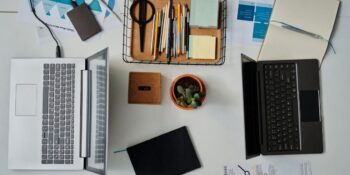 Masa Düzenleme Fikirleri: Verimliliğinizi Artıracak Bir Çalışma Alanı Oluşturmak İçin 15 Öneri