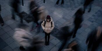 Kontrast Yalnızlık: Çevreniz İnsanlarla Doluyken İçsel Olarak Yalnız Hissetme Durumu