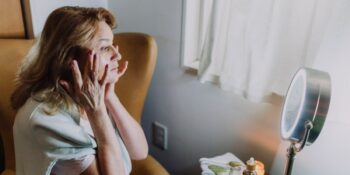 Son Zamanların En Popüler Uygulamalarından Biri: Yüz Germe Bantları Gerçekten İşe Yarıyor Mu?