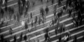 Sürekli Telefona Bakmaktan Konu Dağıtmaya: Yaptığınız Anda İnsanları Kendinizden Soğutan 8 Davranış