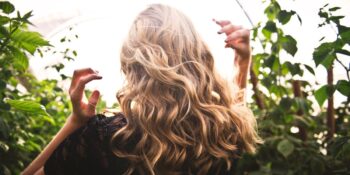 Uzmanlar Açıklıyor! Kuru Şampuan Kullanmak Saçınıza Zarar Verir Mi?