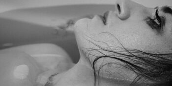 Sürekli Telefona Bakmaktan Aşırı Nezakete: Sosyal Anksiyete Yaşadığınızı Gösteren 10 Yaygın İşaret