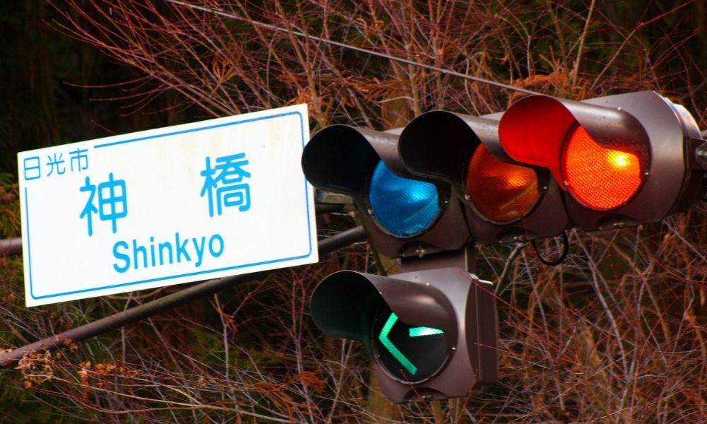Japonya’da neden trafik ışıkları mavi