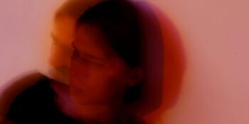 Kişinin İlişkilerini Sürekli Sorgulamasına Neden Olan Kaygılı Bağlanma Nedir, Belirtileri Nelerdir?