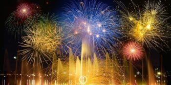 Tamamen Kimyasal Mucize! Havai Fişekler Nasıl Göz Alıcı Renklerde Patlıyor?