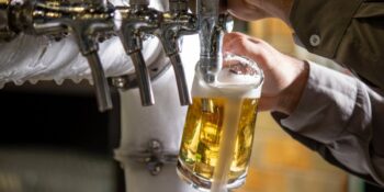 Bilim İnsanları Açıklıyor! Neden Bazı İnsanların Yüzü Alkol Tükettikten Sonra Kızarır?