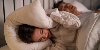 Sessiz Bir Gece Uykusu Mümkün! Horlamayı Durdurmak İçin Denemeniz Gereken 9 Şey