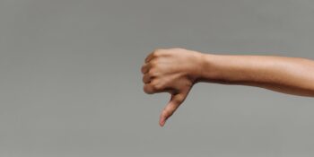 Farkında Olmadan Hepimiz Yapıyoruz! İnsanlara İtici Gelen 6 Beden Dili Alışkanlığı