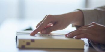 2025 Yılının Kelimesi Seçilen Parasosyal Terimi Tam Olarak Ne Anlama Geliyor?