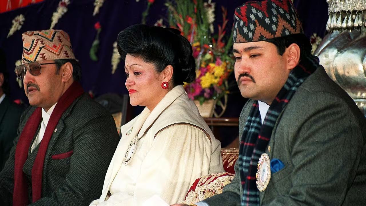 tüm ailesini öldüren Nepal veliaht prensi Dipendra