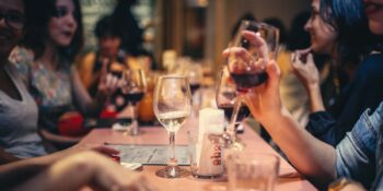 Açılmış Şarap Bozulur Mu? Şarabın Bozulma Süresi ve İçilmemesi Gerektiğini Gösteren İşaretler