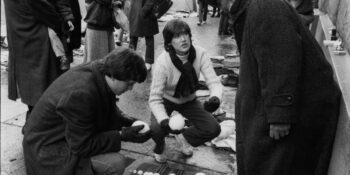 David Hammons: 1983 Yılında Sokağa Tezgâh Kurarak 1 Dolara Kar Topu Satan Sanatçı