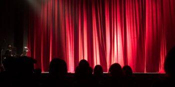 Sosyal Medyada Herkesin Konuştuğu Görünmez Misafir Teorisi Tam Olarak Nedir?