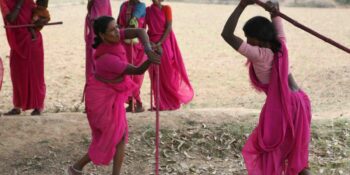 Gulabi Gang: Hindistan’da Şiddet Gören Kadınları Bambu Sopalarla Koruyan Feminist Topluluk
