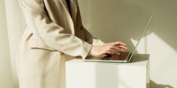 Açık Ofisten Zorunlu Ekip Etkinliklerine: İş Yerinde Aslında Hiç Sevilmeyen 14 Yan Hak