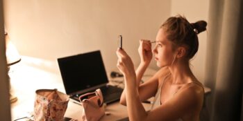 Makyaj Artistleri Açıklıyor! Yorgun Görünmenize Yol Açan 6 Makyaj Hatası