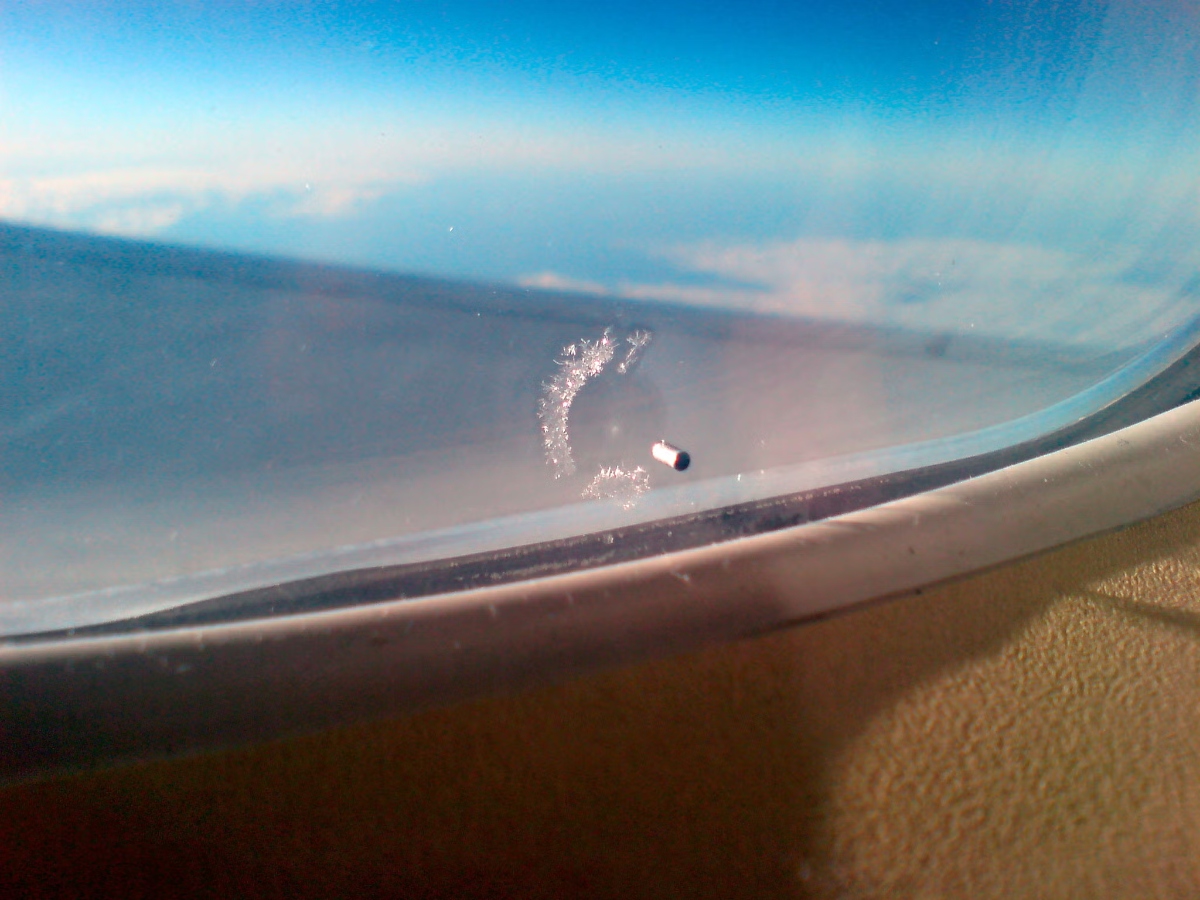 uçak pencerelerindeki küçük delik