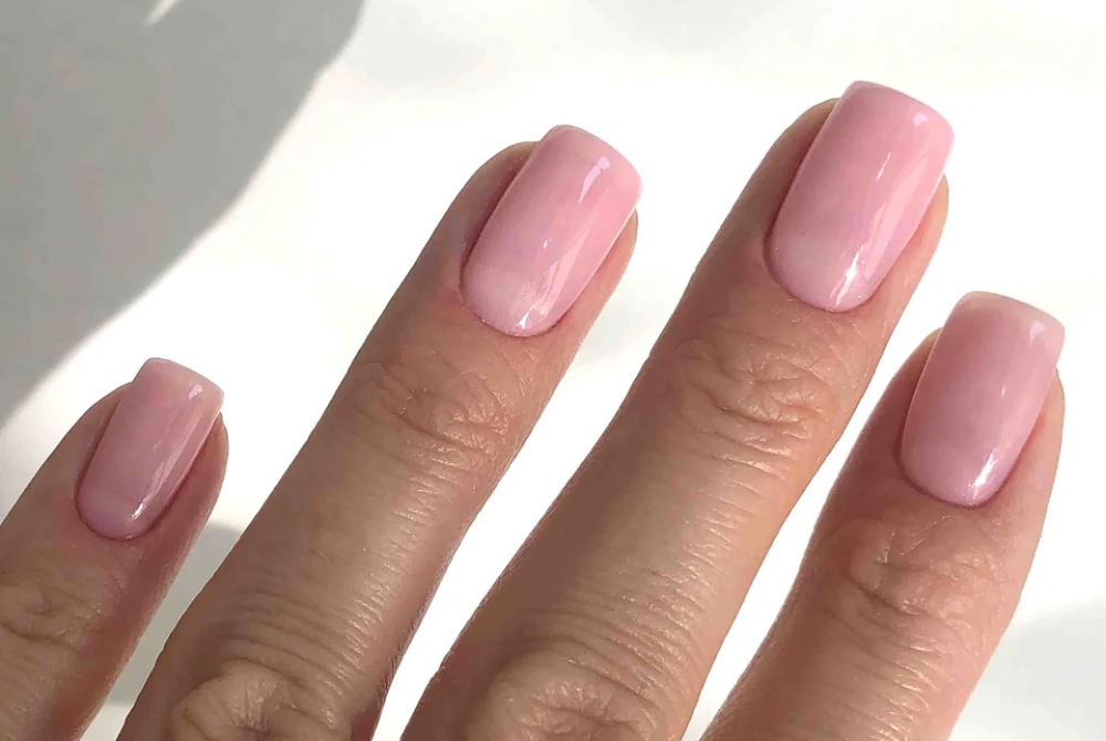 elleri daha gençler gösteren oje