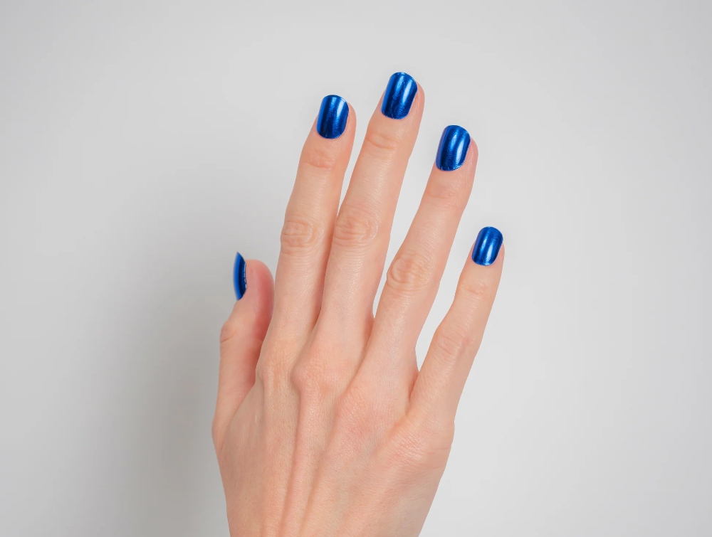 elleri daha gençler gösteren oje