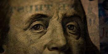 Neden Bazı İnsanlara Sürekli İyilik Yapıyoruz? Sebebi “Benjamin Franklin Etkisi”