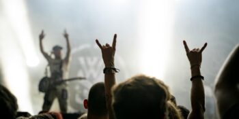 Konser Sonrası Depresyon Gerçek mi? Büyük Heyecanın Ardından Gelen Boşluk Hissi