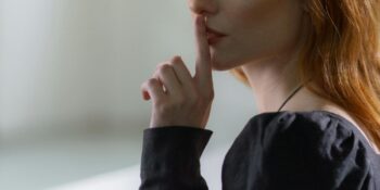 Sır Saklamak Neden Bu Kadar Zor? Yeni Araştırmalar Ne Söylüyor?