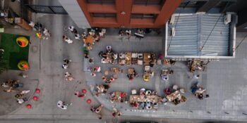 Ev ve İş Arasında Kaybolan Alan: Üçüncü Yer Neyi Anlatır?