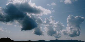 Belirsizlikten Kontrol İhtiyacına: Zor Dönemlerde Astrolojiye Yönelmemizin 8 Psikolojik Nedeni