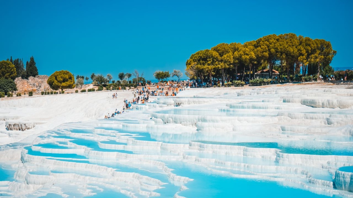 Pamukkale Travertenleri: Beyaz Harikanın Bilinmesi Gereken Her Şeyi Keşfedin