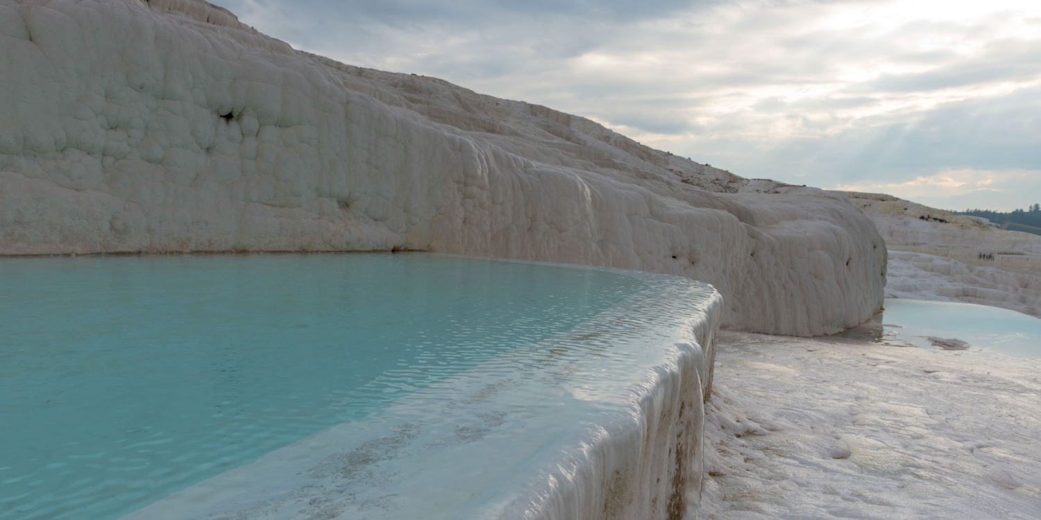 Pamukkale Travertenleri: Dünyanın Beyaz Harikası Hakkında Bilmeniz Gereken Her Şey